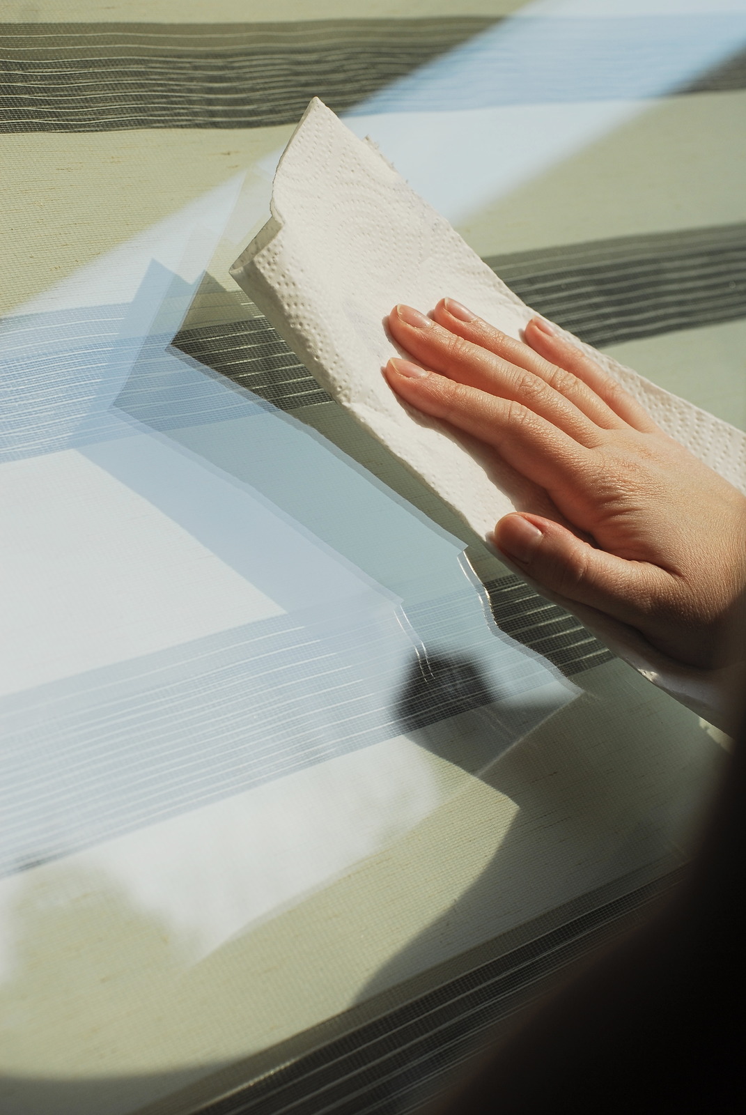 21392198_window-cleaning-in-spring